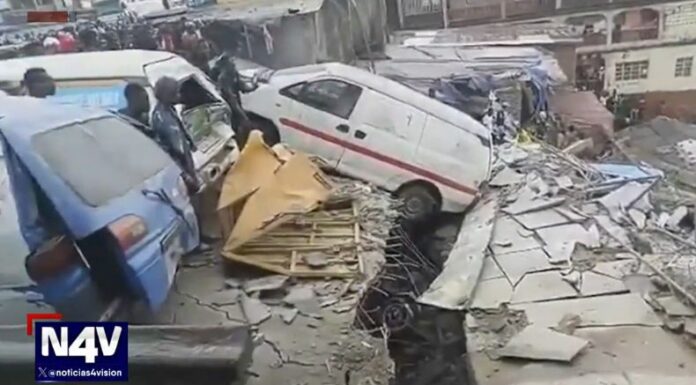 Decenas de personas quedaron atrapadas tras el colapso de un edificio de apartamentos de 4 pisos en Sierra Leona, África.