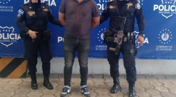 Las autoridades policiales capturaron a un hombre acusado de agredir a un motociclista en un supermercado de San Salvador.