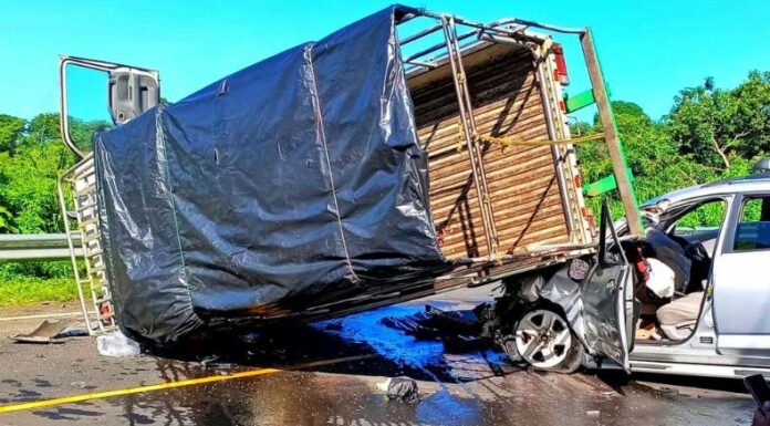 El aparatoso accidente de tránsito se registró sobre la carretera que de Nahuizlco conduce a Salcoatitán.