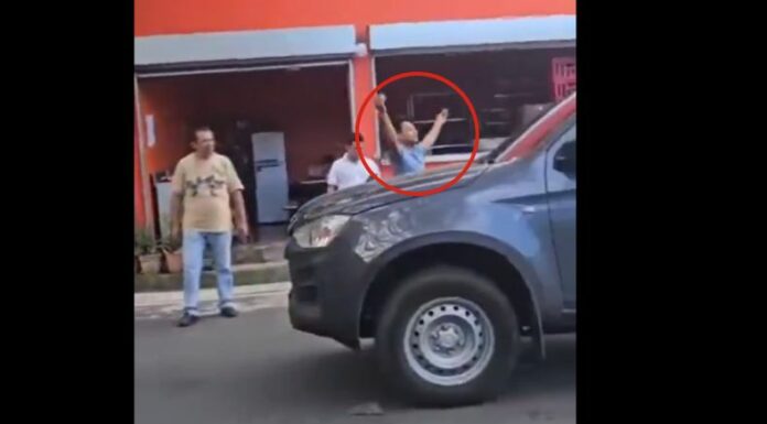 La fuente policial detalló que el sujeto capturado agredió verbalmente a varios conductores, alterando el orden público.