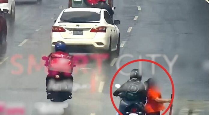 Un nuevo video se ha dado a conocer, donde un motociclista y un transeúnte se vieron involucrados de un accidente.