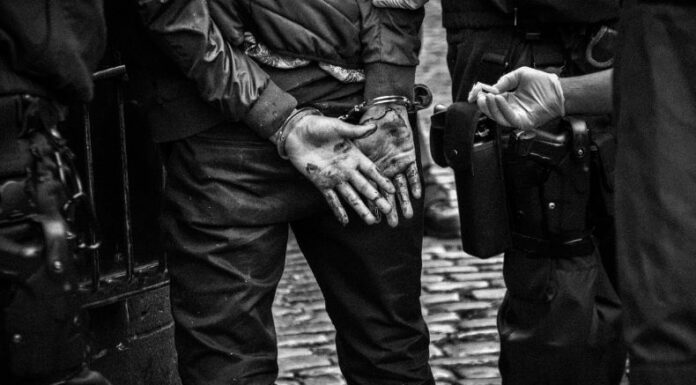 La Policía Nacional Civil (PNC) reportó la captura de un hombre que fue captado en video dándole puñetazos en el rostro a una mujer.