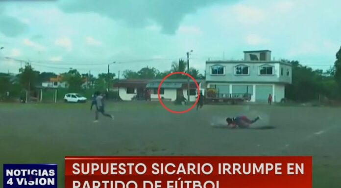 En Ecuador, captaron en video el momento en el que un supuesto sicario se bajó de la motocicleta e irrumpió un partido de fútbol.