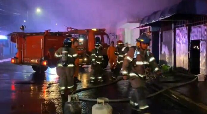 El incendio ocurrió sobre la avenida San Martín en Santa Tecla. Por fortuna no se reportan personas lesionadas.