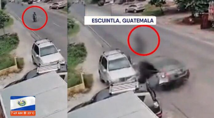 Un accidente quedó registrado en unas cámaras de videovigilancia en Escuintla, Guatemala cuando un carro impactó a un motociclista.