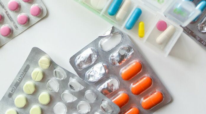 Durante una inspección de rutina, las autoridades decomisaron varios medicamentos que el sujeto vendía dentro de su clínica.