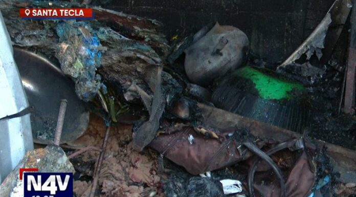 Al interior del local se guardaban tambos de gas y productos varios que fueron sacados para evitar que el incendio provocará una tragedia.