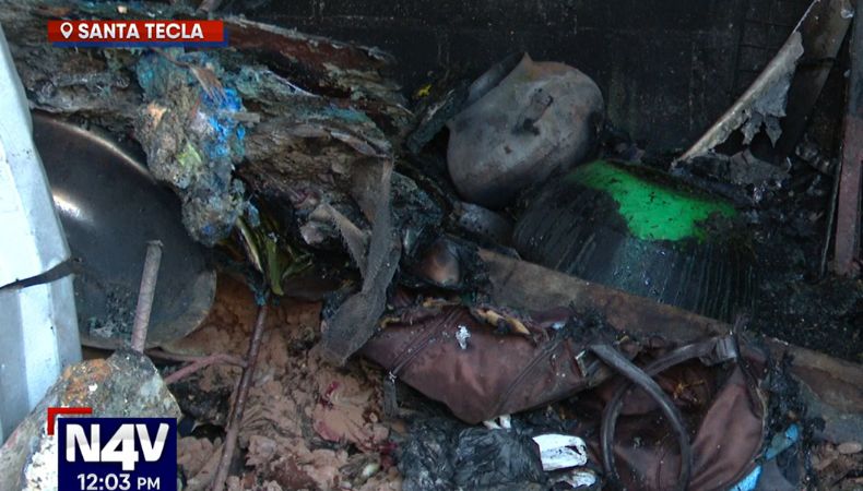 Al interior del local se guardaban tambos de gas y productos varios que fueron sacados para evitar que el incendio provocará una tragedia.