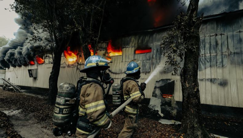 Las autoridades de primera respuesta están sofocando el incendio en una granja ubicada sobre el km 30½ de la carretera Troncal del Norte.