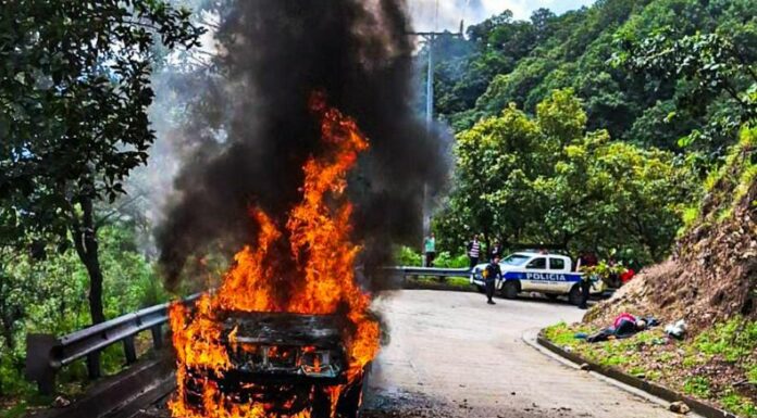 Un carro incendiado reporta la PNC. El suceso ocurrió sobre la calle hacia Río Chiquito, en San Ignacio, departamento de Chalatenango.