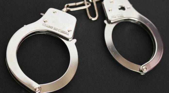 Las autoridades policiales capturan a un sujeto que le lanzó una cuma en el rostro a un hombre sin motivo alguno.