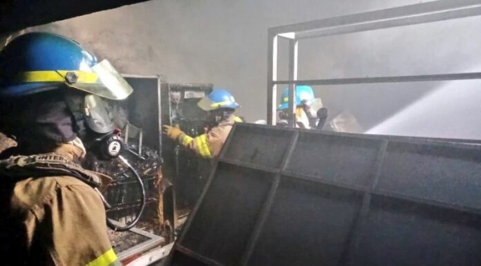 Elementos de Cuerpo de Bomberos atendieron un incendio que se generó en las instalaciones de una discoteca en Zacatecoluca.