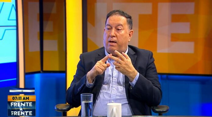 Acevedo explica el escenario económico mundial y nacional tomando en cuenta la variable de que pueda ejecutarse un presupuesto equilibrado.