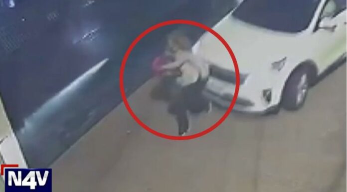 Las cámaras de un circuito cerrados captaron el momento en que el hombre intentó atropellar a la mujer en dos ocasiones.