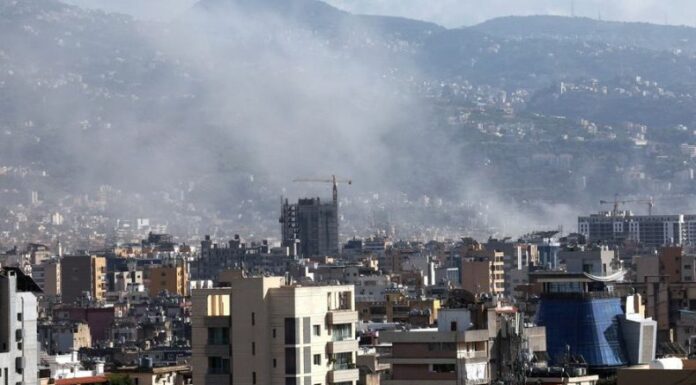 El ejército de Israel anunció que ejecuta un ataque aéreo en la periferia sur de Beirut, capital de Líbano, bastión del grupo Hezbolá.