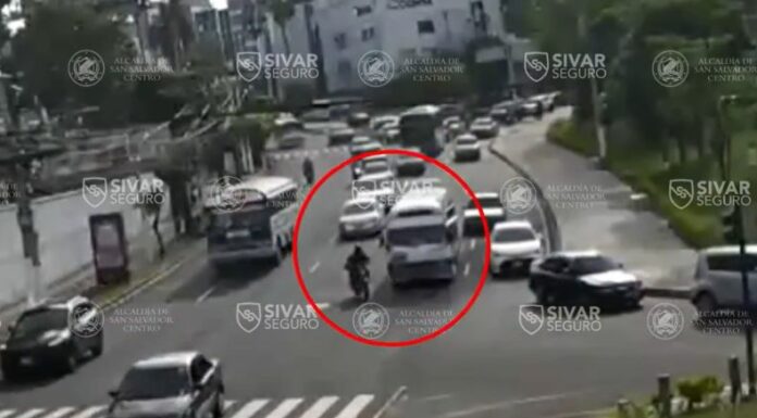 Un nuevo caso de imprudencia al volante fue captado por las cámaras de Sivar Seguro, instaladas sobre el Divino Salvador del Mundo.