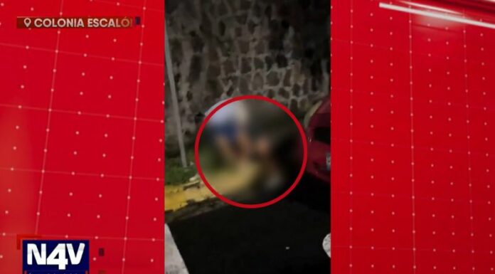 Otra mujer y un hombre trataron de separar a los dos mujeres que estaban peleando durante la noche de ayer.