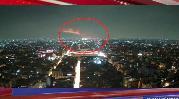 En México, una cámara de vigilancia captó un objeto rojo que pasó en repetidas ocasiones sobre la toma del video.