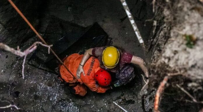 Varios elementos de primera respuesta ejecutaron diferentes técnicas para rescatar y salvaguardar a la mujer.