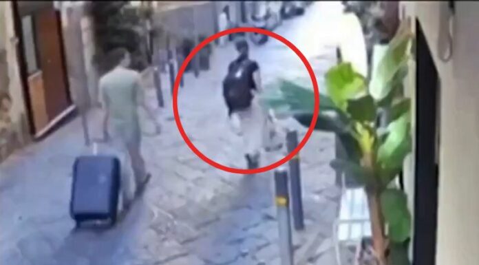 Una turista de Paris, caminaba por una calle de Italia antes de abordar un avión cuando le cayó la estatua.