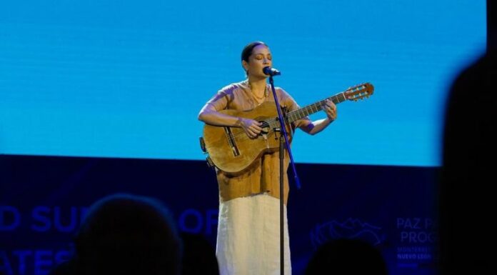 La cantante mexicana, Natalia Lafourcade, recibió el distintivo en el marco de la XIX Cumbre Mundial de Premios Nobel de la Paz.