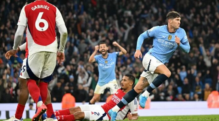 Manchester City evitó su primera caída de la temporada, igualando 2-2 ante el Arsenal gracias a un gol agónico de Stones.