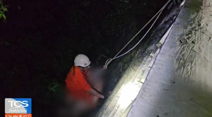 Varios elementos de primera respuesta ejecutaron diferentes técnicas para rescatar y salvaguardar con vida al hombre.