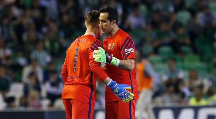 Con 41 años, el chileno Claudio Bravo levanta la mano para regresar a defender el marco azulgrana.