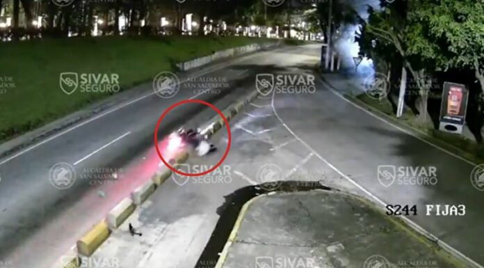 La excesiva velocidad casi le cuesta la vida a un motociclista tras accidentarse sobre la alameda Manuel E. Araujo, San Salvador.