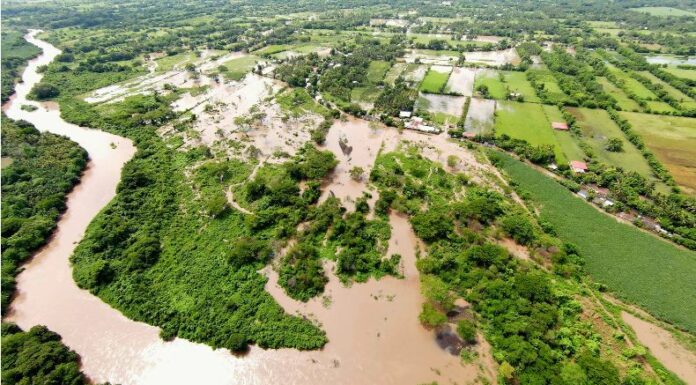 Cruz Verde Salvadoreña informó sobre un nuevo desbordamiento del río Grande, en Usulután, lo que ha afectado a varias familias.