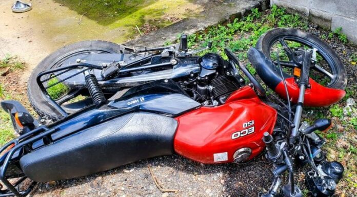 Un motociclista falleció tras perder el control y colisionar contra una barrera metálica en Zacatecoluca, La Paz.