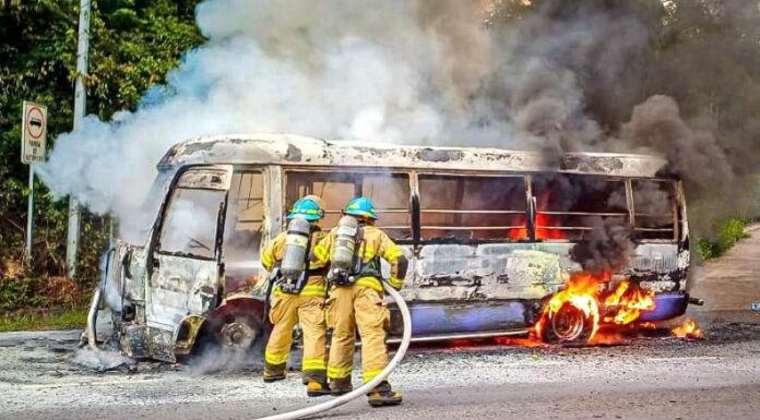 Cuerpo de Bomberos informó que un microbús del transporte público se incendió en el sector desvío hacia Lolotique, San Miguel.