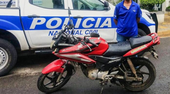 La Policía Nacional Civil (PNC) capturó a un hombre acusado de hurtar una motocicleta en el centro de Ahuachapán.