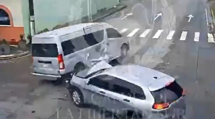 Un accidente de tránsito fue protagonizado esta mañana por los conductores de un microbús y un sedán. El siniestro quedó registrado.