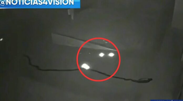 Una cámara de vigilancia captó extrañas luces que se movían de un lado a otro, las cuales han dejado muchas preguntas a quienes lo vieron.