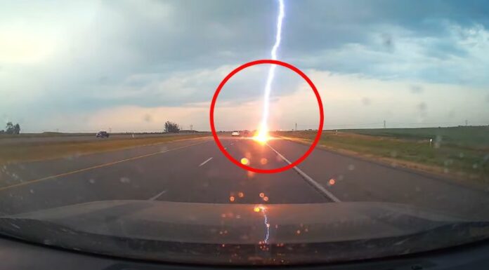 A pocos centímetros estuvo de impactar un rayo sobre un coche que se dirigía en la ciudad canadiense de Calgary. Todo quedó grabado.