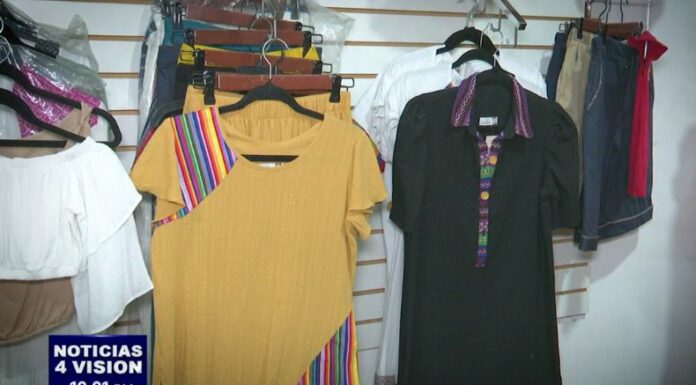 Desde años, los trajes de manta se convirtieron en una moda salvadoreña con tela artesanal, hecha por mujeres que le dan vida a los diseños.