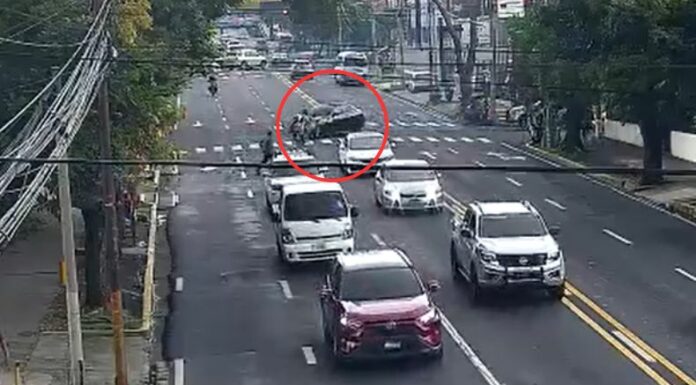 Un nuevo video se ha dado a conocer, donde cuatro peatones son atropellados en las cercanías del Parque Cuscatlán.