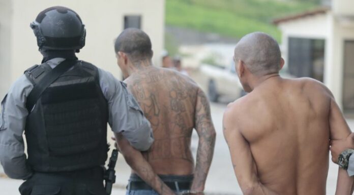 Los dos presuntos pandilleros fueron capturados por organizar clicas de la estructura delincuencial 18 en Tegucigalpa.