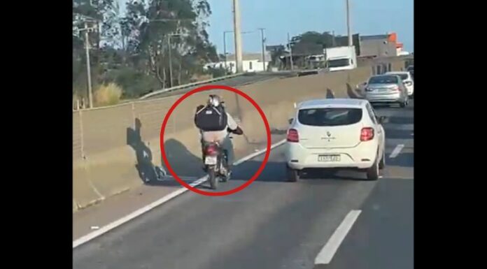 La imprudencia de un motociclista al ponerse a discutir con automovilista terminó por ser aplastado por un camión.