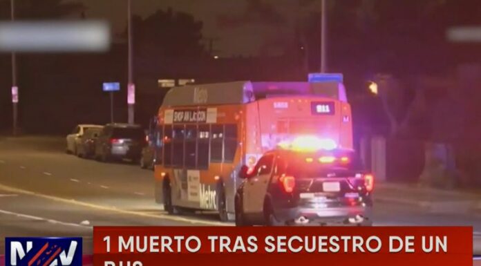 En Los Ángeles, California, un autobús fue secuestrado con pasajeros a bordo, el cual dejó a una persona fallecida.