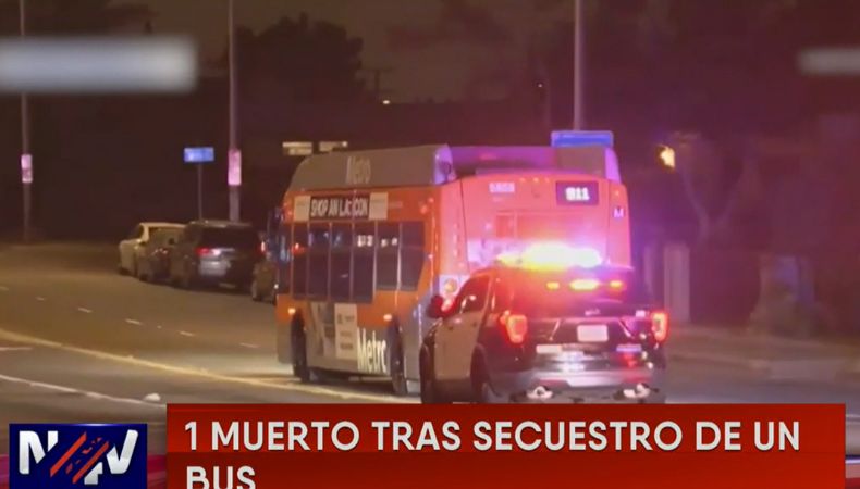 En Los Ángeles, California, un autobús fue secuestrado con pasajeros a bordo, el cual dejó a una persona fallecida.