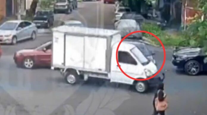 Las cámaras de vigilancia captaron el momento del accidente entre un vehículo y un camión, registrado en Santa Tecla.