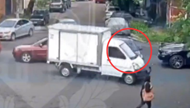 Las cámaras de vigilancia captaron el momento del accidente entre un vehículo y un camión, registrado en Santa Tecla.