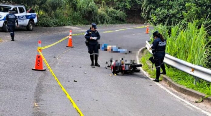 La Policía Nacional Civil (PNC) reportó que un motociclista falleció sobre la carretera que conduce hacia Tacachico, en Santa Ana.
