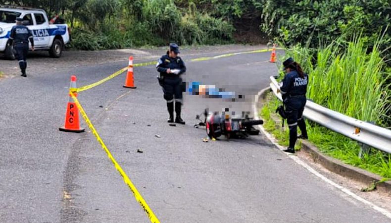 La Policía Nacional Civil (PNC) reportó que un motociclista falleció sobre la carretera que conduce hacia Tacachico, en Santa Ana.