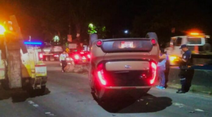 Cámaras de vigilancia captaron el momento de un grave accidente de tránsito en el desvío hacia el distrito Colón, en carretera Panamericana.