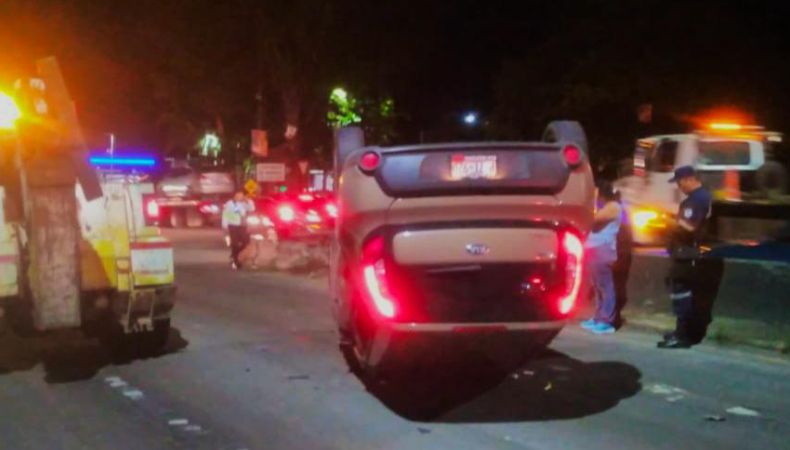 Cámaras de vigilancia captaron el momento de un grave accidente de tránsito en el desvío hacia el distrito Colón, en carretera Panamericana.