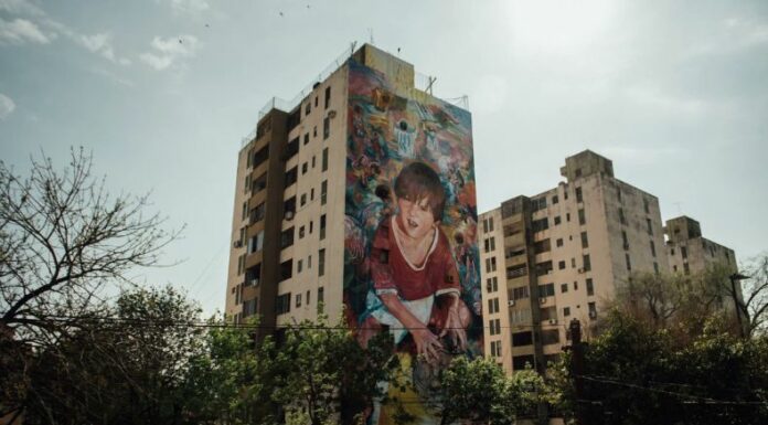 Diversos artistas plasmaron la infancia y sueños de un joven Lionel Messi en un mural ubicado en su natal Rosario.