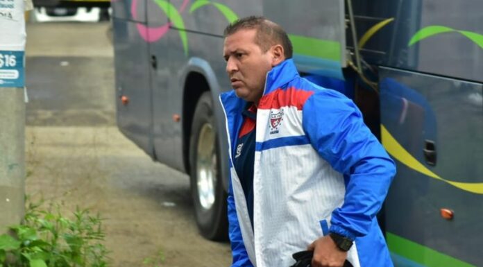 El entrenador argentino Gabriel Álvarez no descartó dejar su puesto en el banquillo de Firpo.